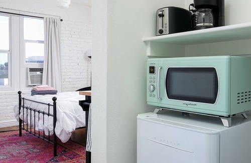 Westlake Apartment | Affordable Queen Studio Near DTLA!