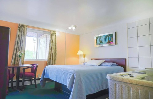 Bay City Hotel | Affordable Retreat w/Private Bath – Perfect for Exploring Bay City on a Budget