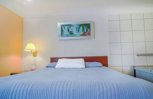 Bay City Hotel | Affordable Retreat w/Private Bath – Perfect for Exploring Bay City on a Budget