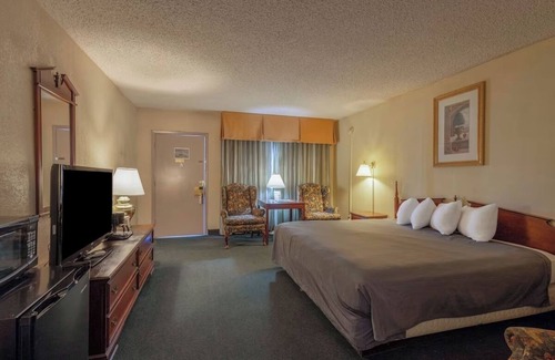 Allison Hotel | Affordable Room Near Scenic Red Rocks Park & Great Outdoor Attractions