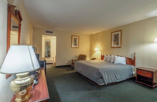 Allison Hotel | Affordable Room Near Scenic Red Rocks Park & Great Outdoor Attractions