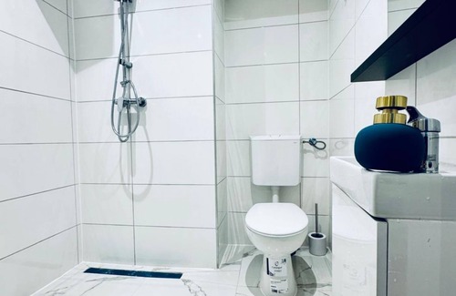 Klosterneuburg Apartment | Affordable Studio with Kitchen & Private Bath – Central Location