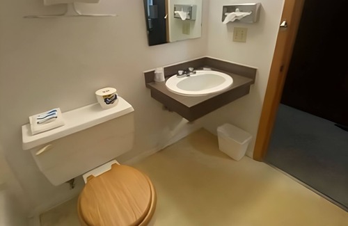 International Falls Hotel | Affordable Comfort w/Private Bath Near Point Park & Downtown Attractions