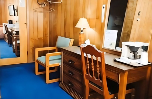 International Falls Hotel | Affordable Comfort Near Attractions | 2 Full Beds with 1 Twin Bed & Rollaway Bed