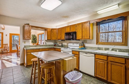 Davis House | Affordably priced and amazingly nice mountain cottage offers peace and quiet.