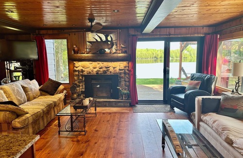Wentworth-Nord Ski Chalet | AFTICA Luxury Lakefront Cottage: Private Beach, Great view, 5 min to Store/SAQ