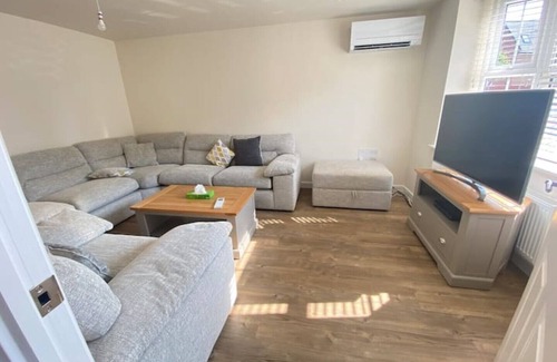 Newport Pagnell House | Agase Way - Stylish 4 Bed Home