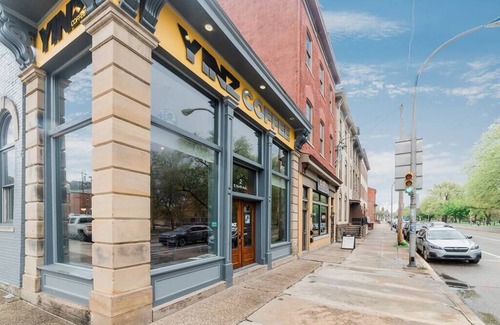 Central Northside Apartment | - AGH Walkable - Free Parking - Washer & Dryer -