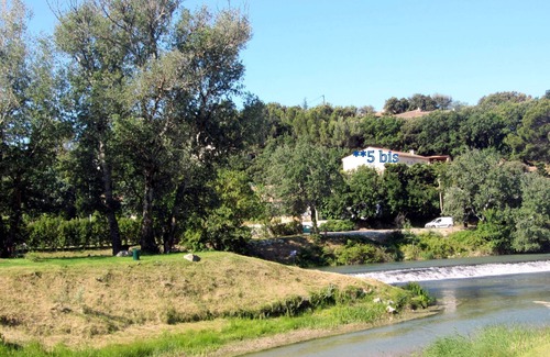 Bedarrides Apartment | air-conditioned apartment, 200m from the village, all shops, quiet, shaded.
