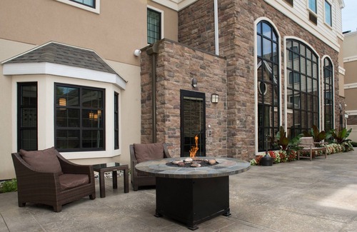 North Wales Condo | Air-Conditioned Suite | 24h Gym Access, Pool + Shared Whirlpool