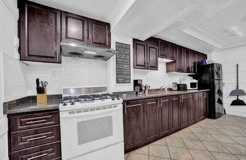 Brampton Apartment | Airport-2-bdrm apartment-3bed-3TV AC, fitness equip, WiFi