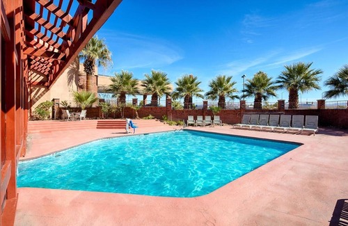 St. George Hotel | Airport Convenience! 2 Comfy Units, Breakfast, Pool