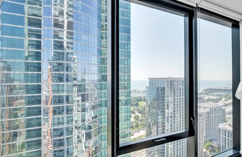 South Loop Apartment | Airy South Loop Studio w/Pool, Gym & Spa, nr Grant Park, by Blueground