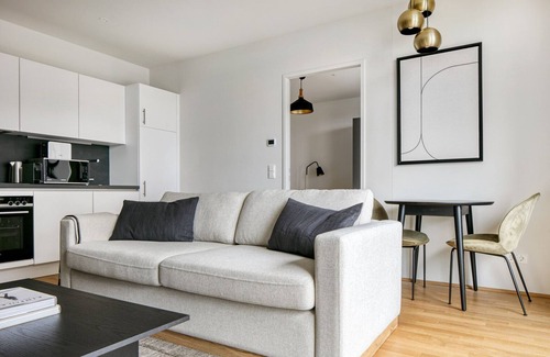 Favoriten Apartment | Airy Wieden 1BR w/Balcony, Gym, Elevator, walk to U-Bahn, by Blueground