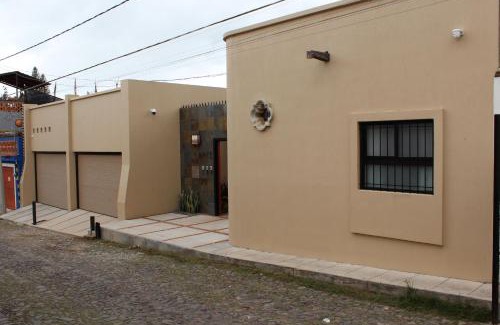 San Antonio Tlayacapan House | Ajijic Modern 1 Bedroom Home -Walk To Everything -Patio -Gym -Pickleball Court