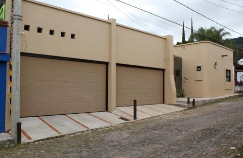 San Antonio Tlayacapan House | Ajijic Modern 1 Bedroom Home -Walk To Everything -Patio -Gym -Pickleball Court