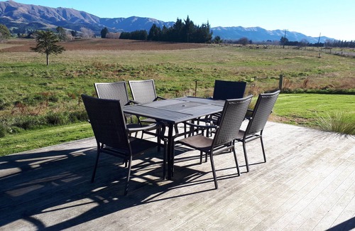 Makikihi House | Akatere Lodge. 2 bdms. Modern. Rural. Wifi. Parking.