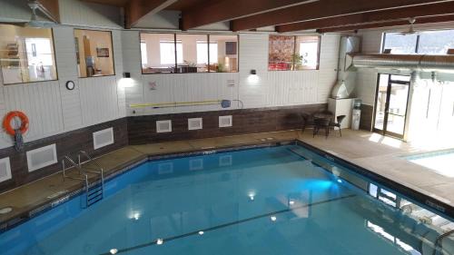 East Kootenay Resort | Akiskinook Beach Resort - 1 Br Condo - Rec Center - Indoor Pool, Hot Tub, Squash, Basketball Courts
