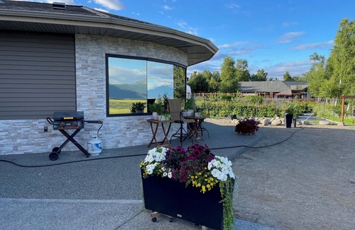Wasilla Cottage | Alaska Getaway with Mountain Views, Full Kitchen & Private Entry