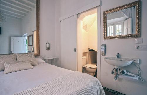 Santa Cruz House | Alcázar de María