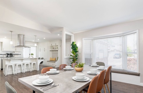 West Edmonton House | Aldergrove - Sleeps 10 - Hot Tub