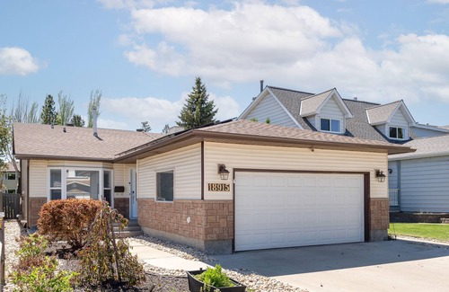 West Edmonton House | Aldergrove - Sleeps 10 - Hot Tub