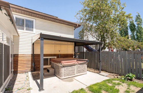 West Edmonton House | Aldergrove - Sleeps 10 - Hot Tub