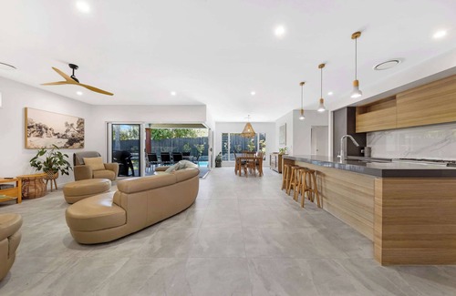 Alexandra Headland House | Alex Beachside Getaway - 15min walk > Sand & Surf