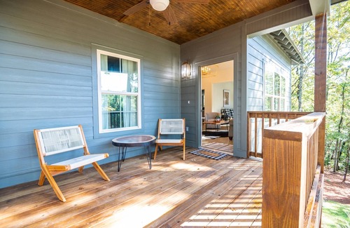 Tallassee House | All Decked Out | 3 Bed, 2 Bath