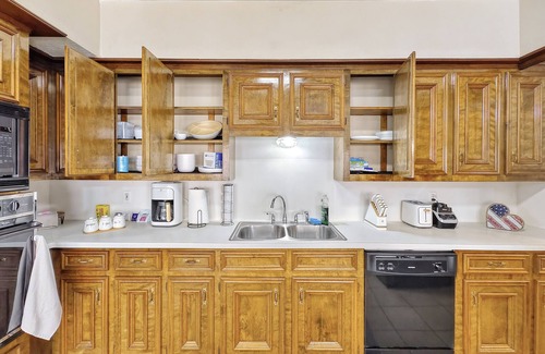 FM 1960 House | "All furnishExceptional 3-Bedroom, Immerse Yourself in Comfort."n