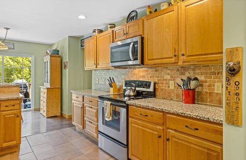 Jim Thorpe House | ALL-IN-ONE - GAME ROOM, GOLF SIMULATOR, HOT TUB, BBQ, EV CHARGER in Jim Thorpe!