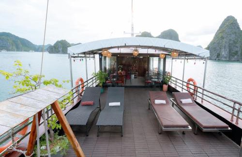 Cat Hai Boat Rental | ALL including - Stay On The Bay - Meals, Activities with Cat Ba Gem Cruise