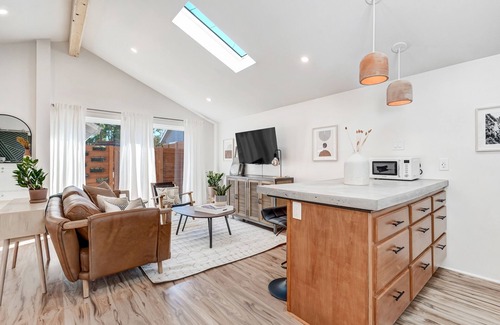 Broadmoor Cottage | All-New Earthy Chic Casita in Prime Location