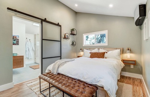 Broadmoor Cottage | All-New Earthy Chic Casita in Prime Location