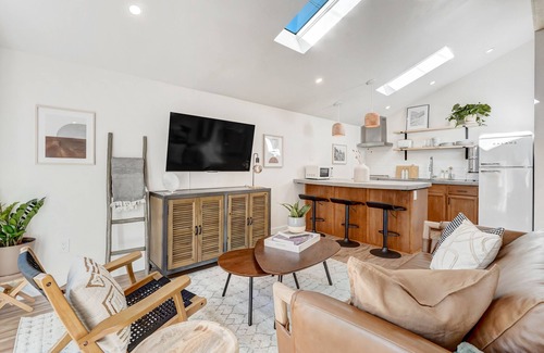 Broadmoor Cottage | All-New Earthy Chic Casita in Prime Location