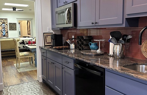 Granbury Cottage | All Remodeled 5 STAR. Steps to square! 3 Bedroom 2 Bath Front Half of cottage.