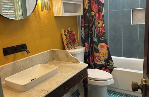Granbury Cottage | All Remodeled 5 STAR. Steps to square! 3 Bedroom 2 Bath Front Half of cottage.