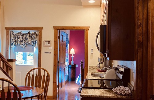 Eureka Springs Historic District Cabin | All Seasons Treehouse Village
