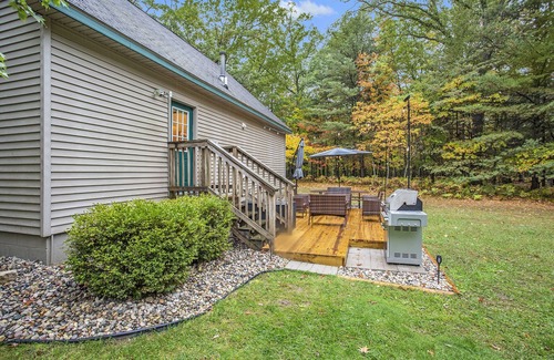Irons Cabin | All-Seasons Woodland Escape: Fire Pit, Deck, Grill