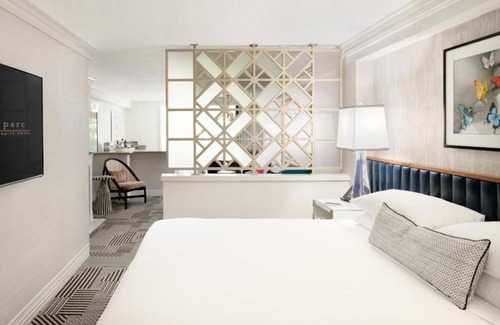Tri-West House | All-suite Boutique Hotel Near LACMA! Skydeck, Rooftop Pool, Pets Allowed