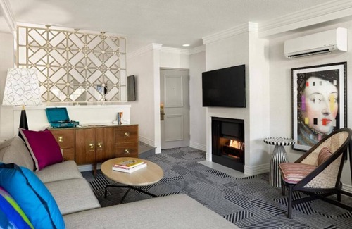 Tri-West House | All-suite Boutique Hotel Near LACMA! Skydeck, Rooftop Pool, Pets Allowed