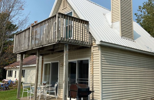 Mancelona Cottage | ALL YEAR ROUND FUN! LAKE FRONT! BLUE BEAR TRAIL UP THE DRIVEWAY! I