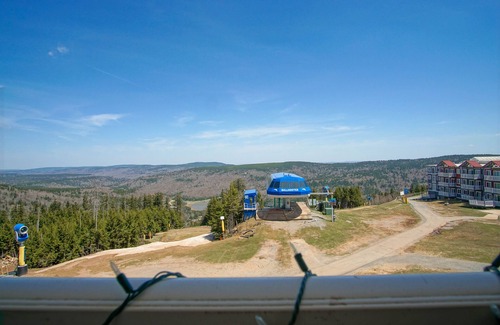Snowshoe Condo | Allegheny Springs 440: Slope Side, Views Of The Slope 2 Bedroom Plus Den 2 Bath