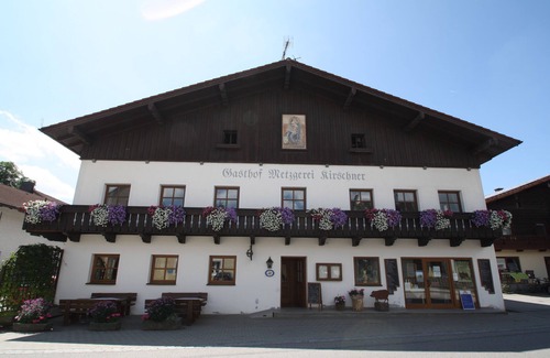 Hirschbach Apartment | Allergikergerechte Zwei-Zimmer-Wohnung mit möbliertem Balkon