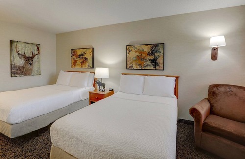 Quincy Hotel | Alluring Quincy Stay! Panoramic Views, Indoor/Outdoor Pool | 3 Units