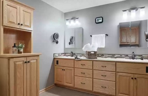Chanhassen House | Almost 2 acre remodeled 5 bed room 4 bath one mile south of Excelsior