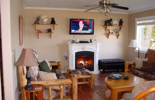 Ketchikan House | Almost Home VR 5-Bdrm, 5 Bath overlooking Knudson Cove Marina. Fishermen welcome