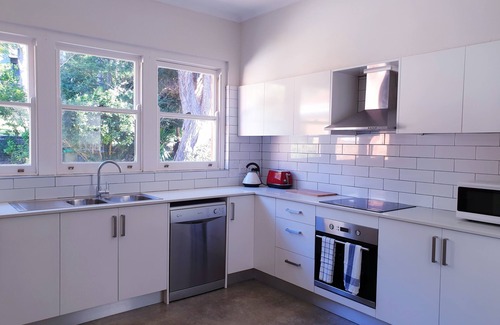 Avalon Beach House | “Aloha Avalon” - 3 bedroom apt just a short stroll to two beaches & village