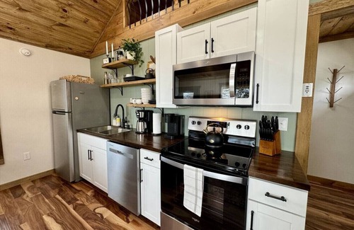 Campton Apartment | Alone At Last - New LUX - WiFi - Hot Tub