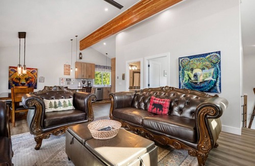 East Kootenay Apartment | Alpine Bliss | Beach Access | Sauna | Fireplace